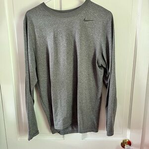 Nike Men's Gray Long Sleeve Shirt med dri fit
